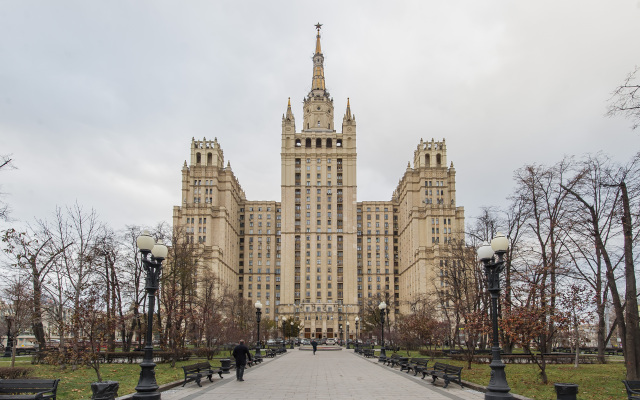 GM v Legendarnoj Stalinskoj vysotke Apartments