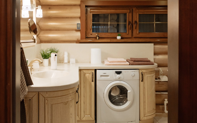 Частный дом на берегу реки