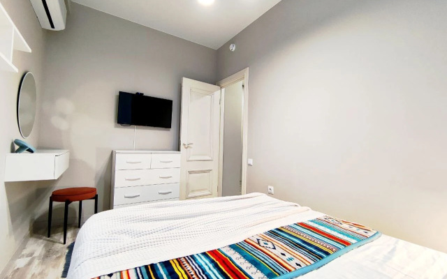 S Basseynom Na Territorii Flat