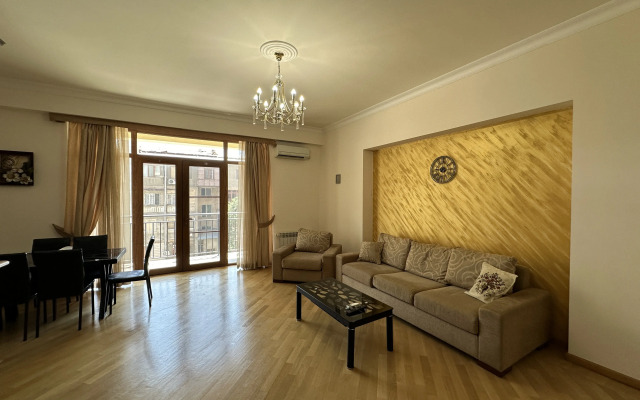 2-K v Novostroyke, Ulitsa Arama, Di480 Flat