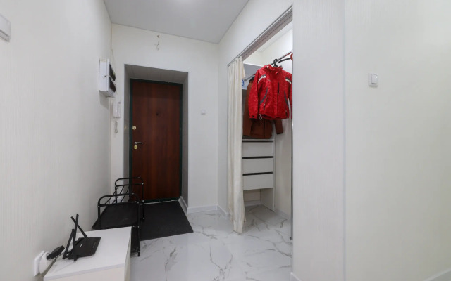 Prostornaya Dvuhkomnatnaya v Pyati Minutah ot Metro Flat