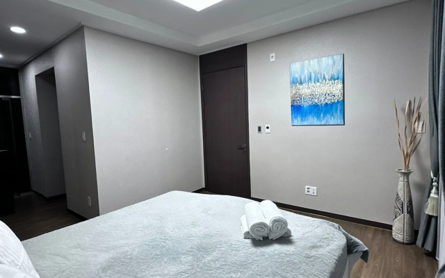 Ryadom s Posol'stvami SShA, OAE, KitayaApartments