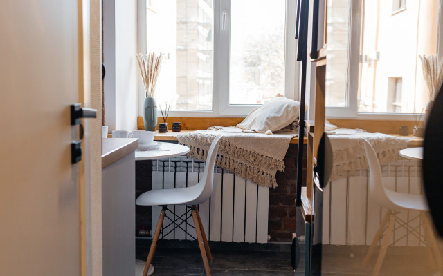 Апартаменты ApartH c окном на задний дворик