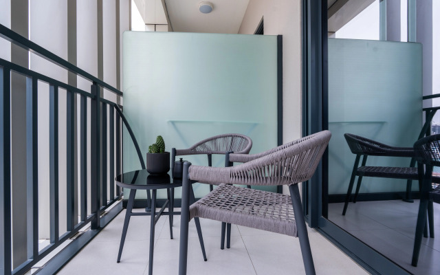 Апартаменты Keyrock Living Lakeview Luxury with Pool Access