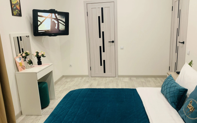 Na 16 Etazhe s Zavorazhivayuschimi Zakatami Apartments