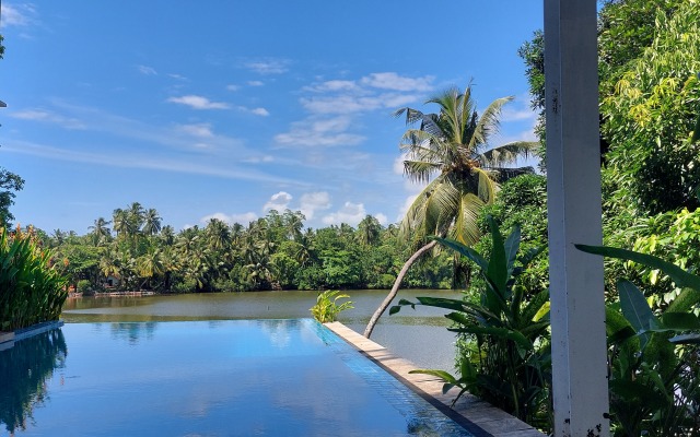 33 Lake Terrace Hotel