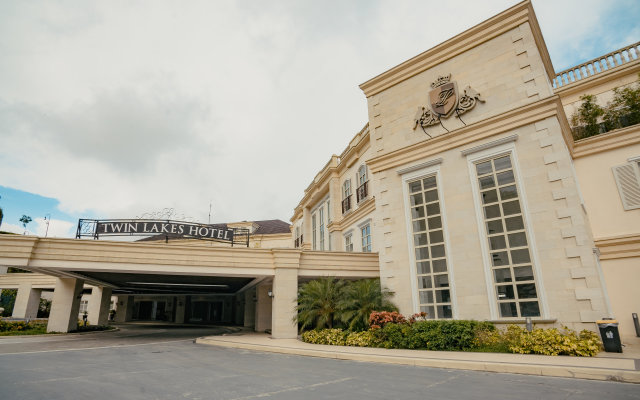 Отель Twin Lakes Hotel Tagaytay