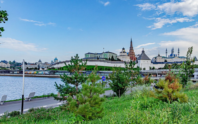 Kremlin Yellow Blue Flat