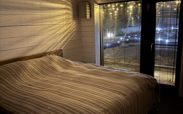 Частный Дом с Верандой в Лесу