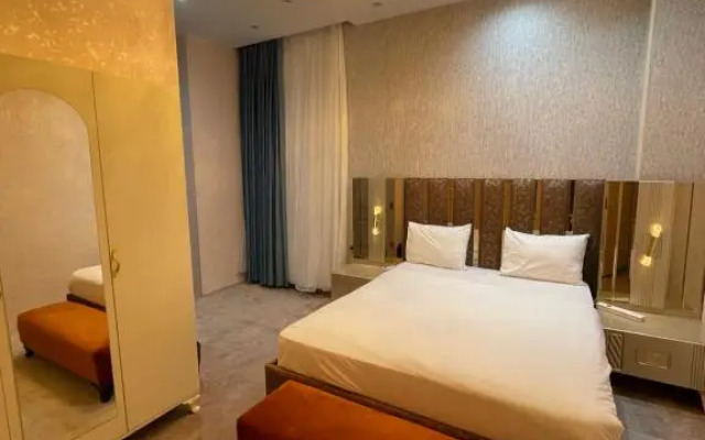Family Grand Mirror Hotel