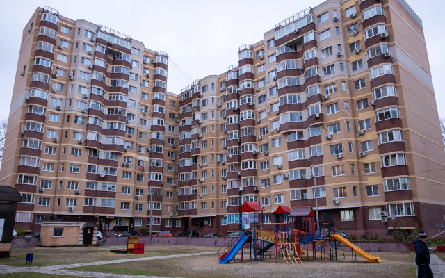 V otlichnom rayone na troikh Apartments