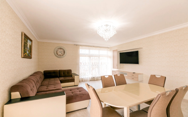 Апартаменты Лира от Ирины Савельевой + С красивым видом на Боргустанский хребет + У входа в верхний Курортный парк + Релакс 150%!