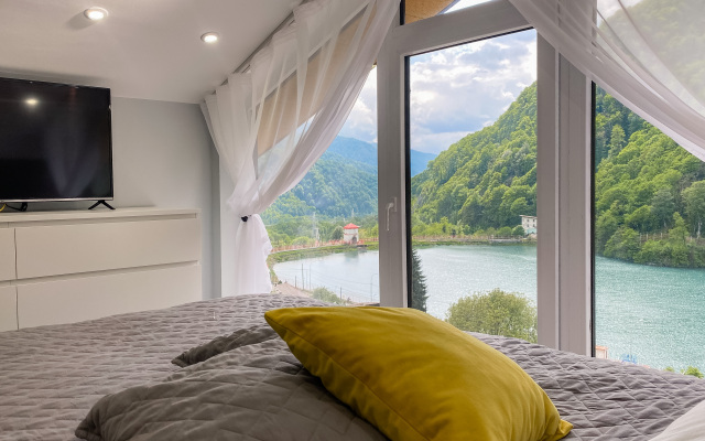 Apartment with panoramic views of the lake and mountains