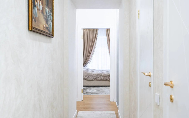 V Tsentre s Parkovkoy Flat