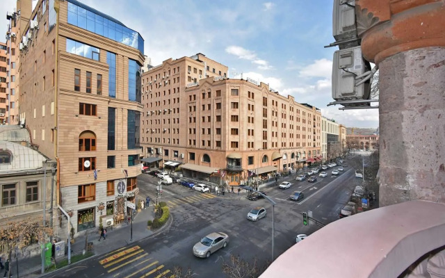 2-K, Ulitsa Amiryana, Am713 Flat