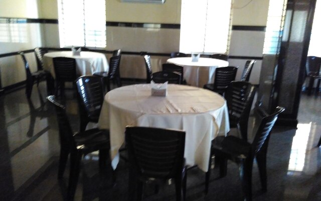 Hotel Raj Vista Suites & Convention