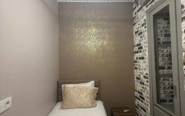 3BR Balcony 4 AC close to Metro Apartments