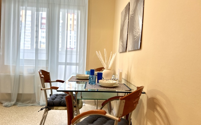 Iris s Dizaynerskim Oformleniyem, Ryadom Mat i Ditya Apartments