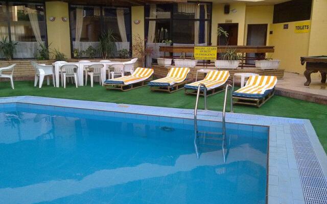 Gaddis Hotel, Suites and Apartments