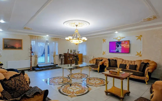 Отель Golden House