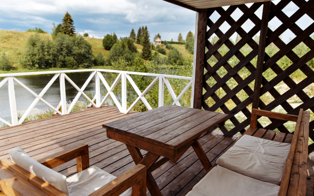 Частный дом у реки