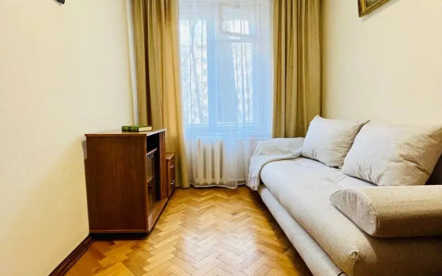 Uyutnaya 3-X Komnatnaya U Metro Akademicheskaya Flat