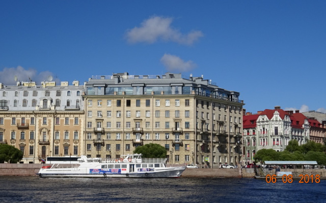 Belyij Begemot U Petropavlovki Apartments