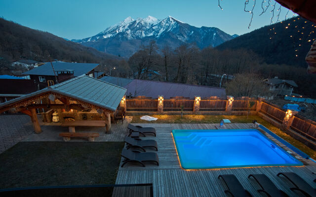 Kedr 750, 6 spalen, 15 gostej s Bassejnom i Banej Chalet