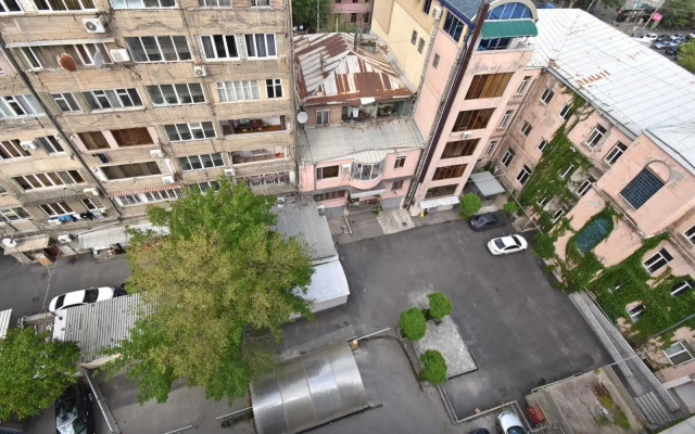 3-komn. na prospekte Mashtotsa, ryadom s Opernyim teatrom, MA331 Flat