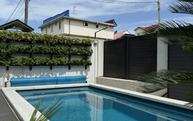 Five-Story with swimming pool Guest House