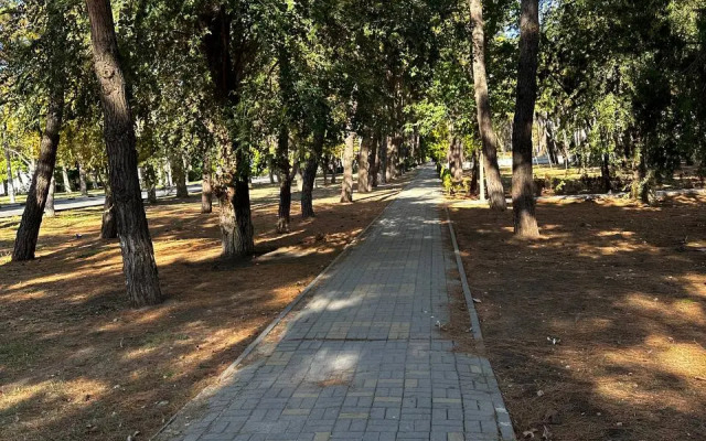 Uyutnaya Studiya S Balkonom I Basseynom Vo Dvore Flat