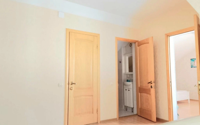V Tsentre Goroda Private House