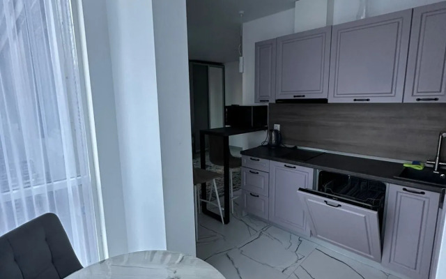 Апартаменты-студия 30 кв.м. с двуспальным диваном и панорамными окнами, 2 этаж