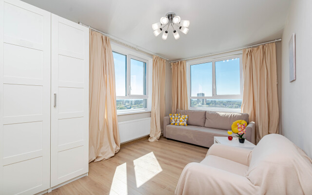 Svetlaya Shikarnaya Tryokhkomnatnaya Kvartira U Stolitsy Apartments