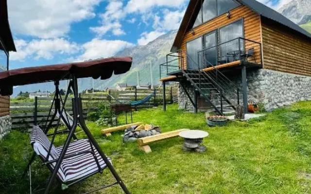 Отель Traveler's Cottages in Kazbegi