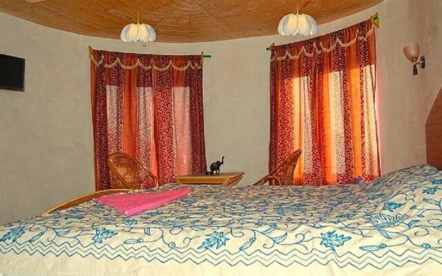 Calm Holiday Inn Hotel	