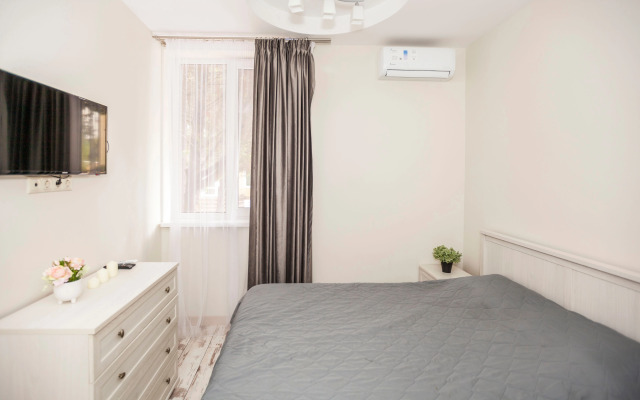U Morya S Basseinom v ZhK Solnechnyij apt12 Apartment
