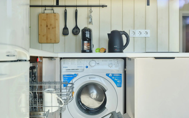 Частный дом с сауной, детской и спортивной площадкой