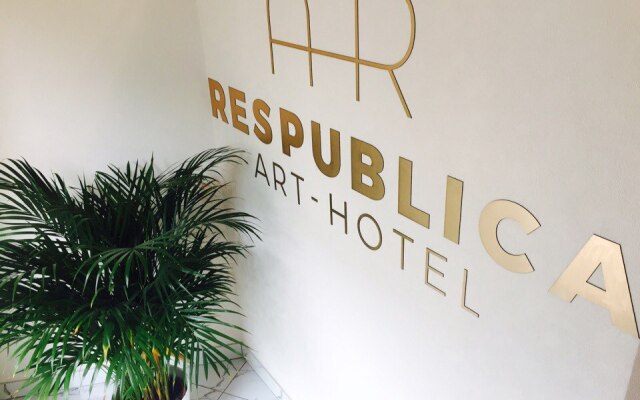 Simple Respublika Hotel