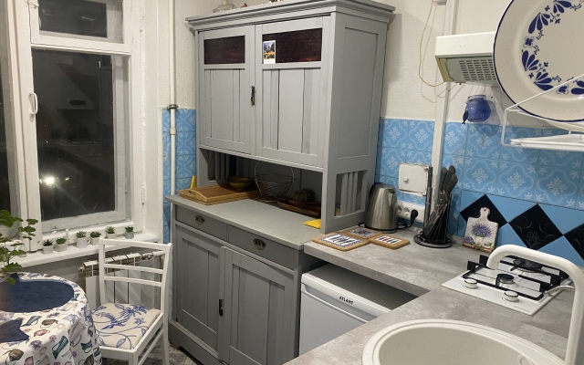 Uyutnaya studiya s balkonom okolo metro Apartments