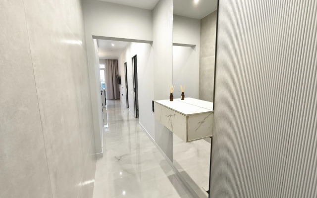 Stilnaya dvukhkomnatnaya kvartira s bolshoy terrasoy i vidom na more Flat