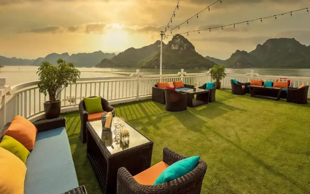 Verdure Lotus Luxury Cruise Hotel