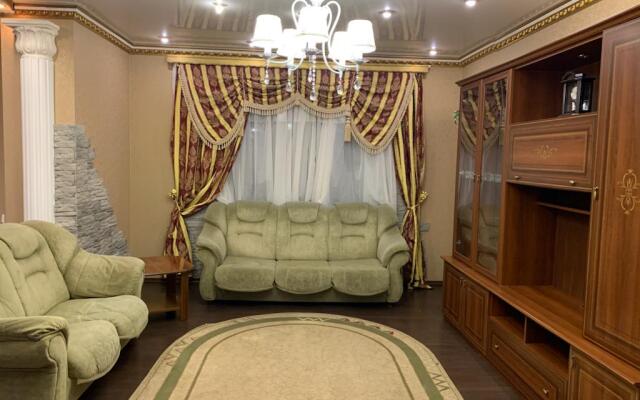 Tryokhkomnatnye Dlya 10 Chelovek Apartments