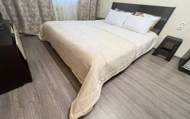 Komfot S Tremiya Spalnymi Mestami Flat