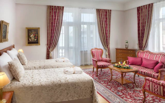 Boutique Seven Days Hotel