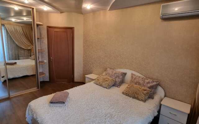 Tryohkomnatnye V Tsentre Goroda Po Istomina 41 Apartments