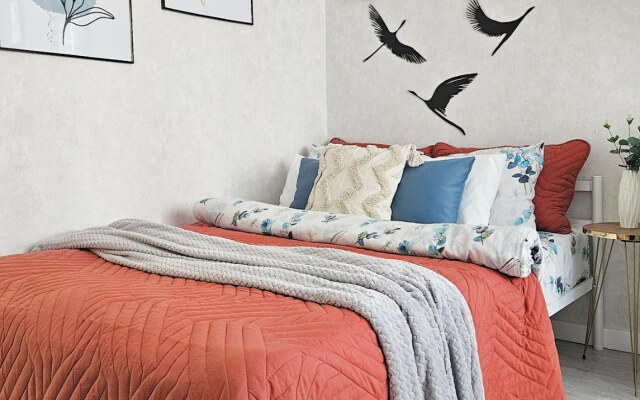 V 5 Minutakh Ot Kremlya Flat