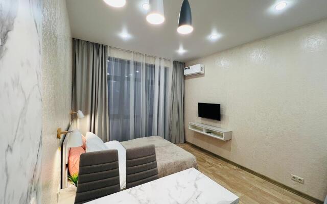 3 mestnye s balkonom i basseynom Apartments