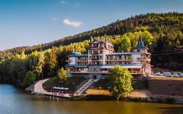 Resort Retro Riverside Wellness