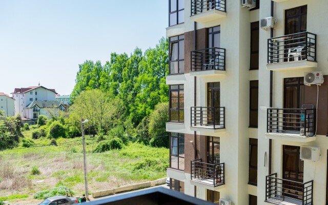 Uyutnyye Morent s balkonom v ZHK Sorrento Park Apartments